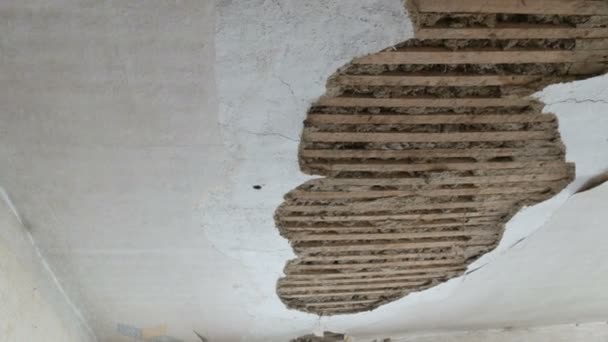 Crollato soffitto vecchio tetto in argilla in una casa d'epoca — Video Stock