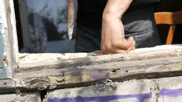 Mens hands dismantle the frames of an old rotten wooden window. Replacing an old window with a new one — Stock Video