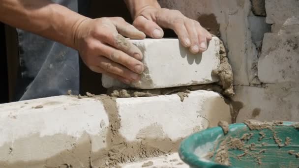 Mężczyzna ręka budowniczy kładę cegła na świeży mokry cement. Róg bia ³ ej ceg ³ y na placu budowy wgl ¹ d z bliska. Ściana — Wideo stockowe