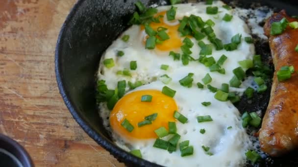 Kopje koffie metGrappig eten gebakken eieren met Beierse witte gebakken worsten en verse groene uien in de vorm van een gezicht met een glimlach, naast Franse mosterd. Rustieke stijl van het serveren van voedsel — Stockvideo