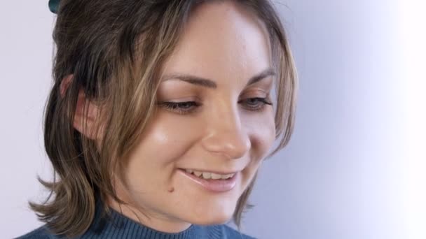 Retrato de hermosa mujer o niña feliz con el pelo corto y los ojos verdes sonriendo y mirando a la cámara sobre un fondo blanco — Vídeos de Stock