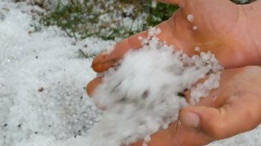 Doğal afet, erkeklerin elleri ellerinde dolu dolu dolu yağar.