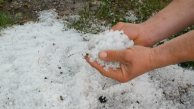Doğal afet, erkeklerin elleri ellerinde dolu dolu dolu yağar.