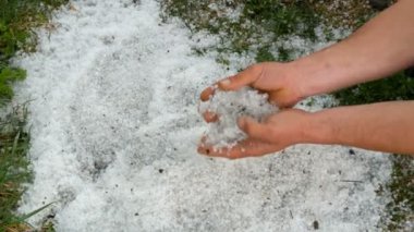 Doğal afet, erkeklerin elleri ellerinde dolu dolu dolu yağar.