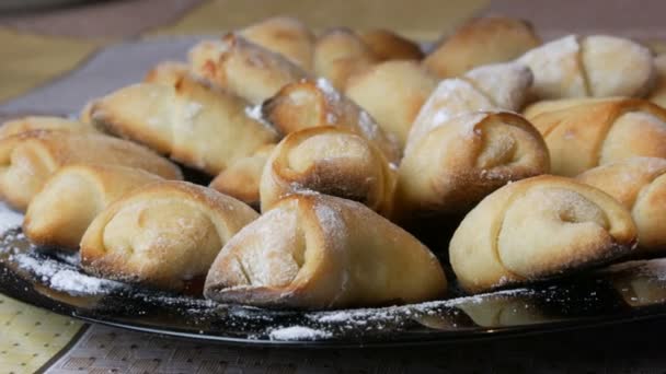 Pekař sype čerstvé croissanty s práškovým cukrem. Detailní záběr domácí domácí výroby a ručně dělané diy pekárny na velkém talíři v domácí kuchyni — Stock video