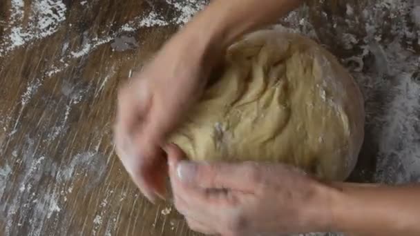 女性的手揉搓面团为家庭烘焙厨师，糕点。贝克把面团揉成面粉放在桌上.小麦自制面包。糕点和烹调。自然的概念，意大利，食物，饮食和生物 — 图库视频影像