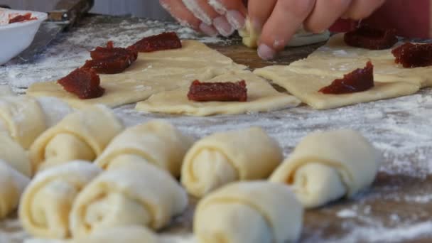 Mermelada de cereza roja en masa fresca, pasteles caseros, una panadera hace bollos de masa — Vídeos de Stock