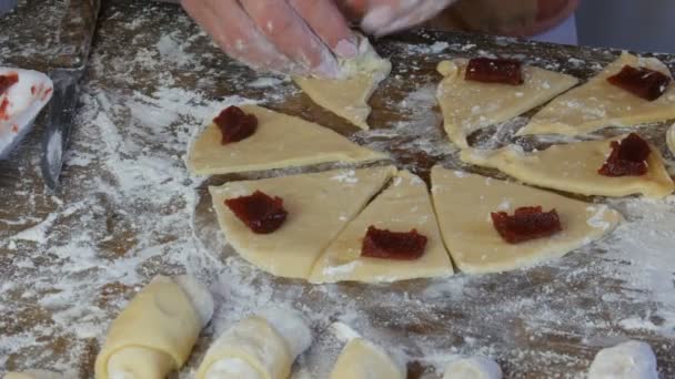 Червоне вишневе варення на свіжому тісті, домашня випічка, жінка-пекарня робить булочки для тіста — стокове відео