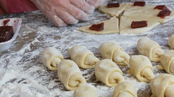 Zelfgebakken verse gebak. Baker vrouw handen maken kleine croissants thuis keuken. Zoet gebak Jam, het deeg, met de hand gemaakt — Stockvideo