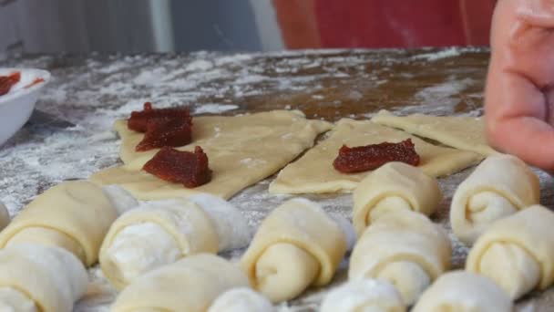 Mermelada de cereza roja en masa fresca, pasteles caseros, una panadera hace bollos de masa — Vídeos de Stock