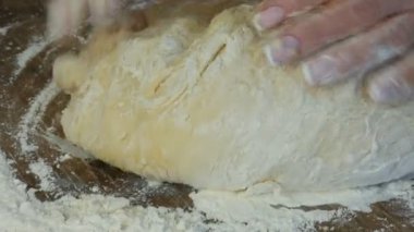 Kadın eli hamur yoğurur ev yapımı aşçı, pasta. Fırıncı un içinde hamur yoğuruyor. Buğday ekmeği. Hamur işi ve aşçılık. Doğa, İtalya, gıda, diyet ve biyoloji kavramı