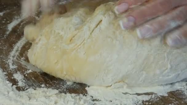 Les mains des femmes pétrissent la pâte pour la cuisson à la maison chef, pâtisserie. Baker pétrissant la pâte dans la farine sur la table. Pain maison au blé. Pâtisserie et Cuisine. le concept de nature, Italie, alimentation, alimentation et bio — Video