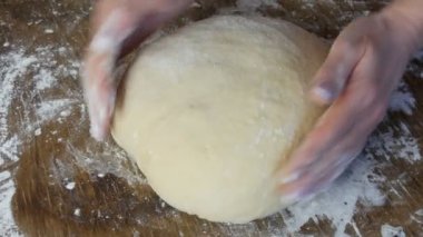 Kadın eli hamur yoğurur ev yapımı aşçı, pasta. Fırıncı un içinde hamur yoğuruyor. Buğday ekmeği. Hamur işi ve aşçılık. Doğa, İtalya, gıda, diyet ve biyoloji kavramı
