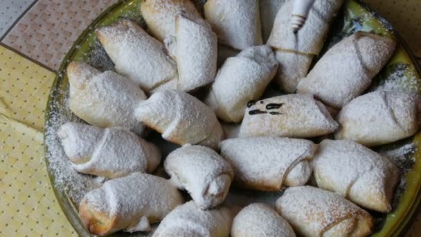 Doces caseiros, pães de croissant feitos na hora polvilhados com açúcar em pó e cobertura de chocolate líquido na cozinha da casa — Vídeo de Stock