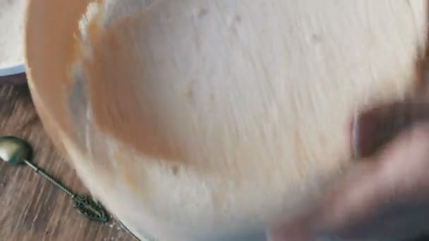 家庭のキッチンで特別なふるいを通して女性の手ふるい小麦粉.将来の家庭用ベーキング生地 — ストック動画