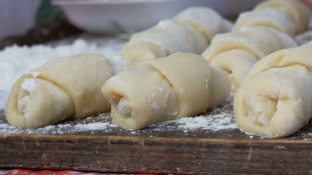 Nyers croissant egymás után. Házi készítésű édes sütemények. Jam, a tészta az otthoni konyhában. — Stock videók