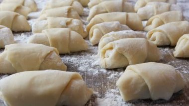 Arka arkaya çiğ kruvasan. Ev yapımı tatlı hamur işleri. Reçel, ev mutfağındaki hamur.