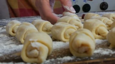 Ev yapımı taze pişmiş yiyecekler. Fırıncı kadın elleri ev mutfağında küçük kruvasanlar yapar. Tatlı hamur işleri Reçel, hamur, elle yapılır