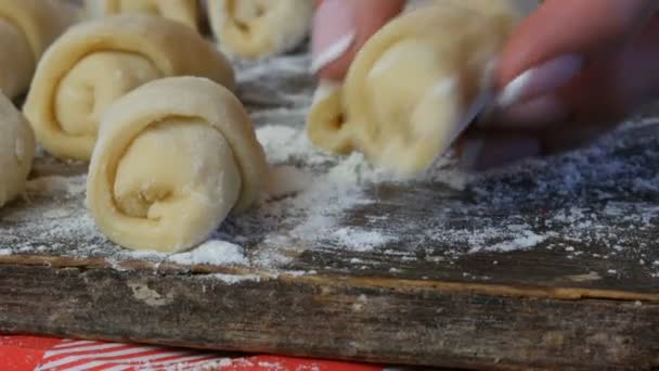 Cruasanes crudos seguidos. Pasteles dulces caseros. Mermelada, la pasta en la cocina casera. La mano femenina toma un croissant — Vídeos de Stock