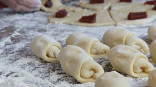 Verander het deeg in croissantvorm. Rauwe croissants op een rij. Zelfgemaakte zoete gebakjes. Jam, het deeg, gemaakt door de hand van een vrouw. Home keuken cirkel plakken kersenjam op rauw deeg — Stockvideo