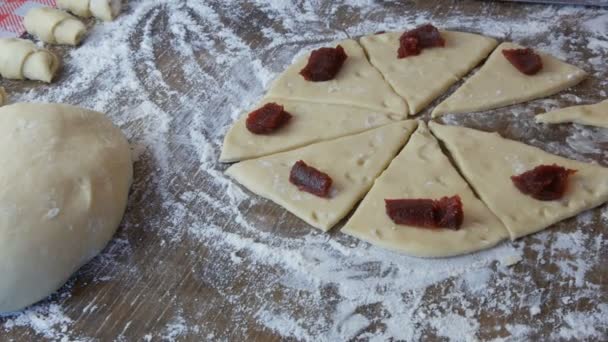 Selai ceri merah pada adonan segar, kue-kue buatan sendiri, seorang tukang roti perempuan membuat roti adonan — Stok Video