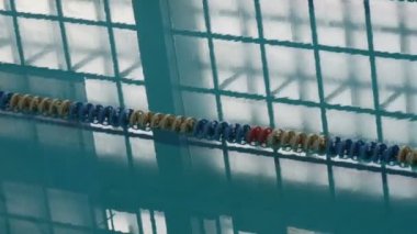 Sakin su yansıması ve temiz su ile boş yüzme havuzu ve yüzmek için pist. Yüzme havuzunda mavi su. Yarış şeritleri olan boş patikalar