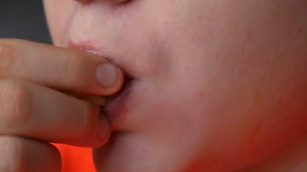 Mladý kluk jí hranolky s omáčkou. Tvář a ústa zblízka. Nezdravé fast food — Stock video