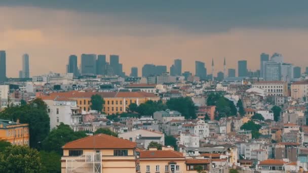 大型摩天大楼和商业中心以小型住宅为背景。美丽的伊斯坦布尔全景。Galata塔的空中景观 — 图库视频影像