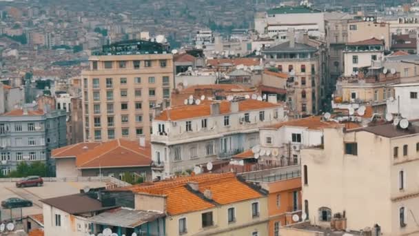 Hermosos techos rojos con muchas antenas parabólicas y aire acondicionado. Ciudad abarrotada Vista aérea de Estambul desde la torre de Galata. Vista panorámica con muchos techos de la casa — Vídeos de Stock