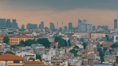 Küçük konut binalarının arka planında büyük gökdelenler ve iş merkezleri var. Güzel İstanbul 'un panoramik manzarası. Galata kulesinden hava görüntüsü