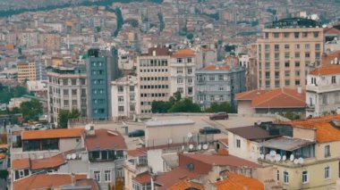 Bir sürü uydu anteni ve kliması olan güzel kırmızı çatılar. Galata kulesinden İstanbul 'un kalabalık hava manzarası. Birçok çatısı olan panoramik manzara