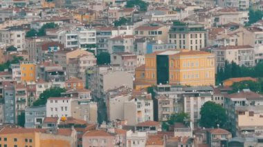 Galata Kulesi 'nden İstanbul' un hava görüntüsü. Şehir panoramik manzarası ve birçok farklı çatı.