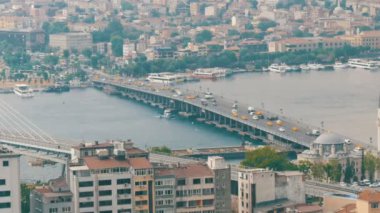 Sarı taksilerin geçtiği kanalda büyük bir köprü var. Güzel İstanbul 'un panoramik manzarası. Galata kulesinden hava görüntüsü
