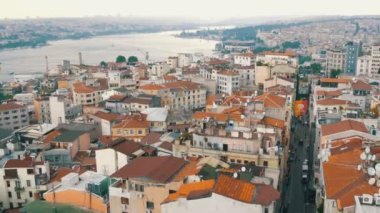 İstanbul, Türkiye - 12 Haziran 2019: Güzel İstanbul 'un panoramik manzarası. Köprü, gemiler, çatılar, arabalar, evler, gökyüzü, uydu anteni ve klima. Galata kulesinden hava görüntüsü