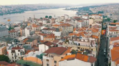 İstanbul, Türkiye - 12 Haziran 2019: Güzel İstanbul 'un panoramik manzarası. Köprü, gemiler, çatılar, arabalar, evler, gökyüzü, uydu anteni ve klima. Galata kulesinden hava görüntüsü