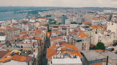 İstanbul, Türkiye - 12 Haziran 2019: Güzel İstanbul 'un panoramik manzarası. Köprü, gemiler, çatılar, arabalar, evler, gökyüzü, uydu anteni ve klima. Galata kulesinden hava görüntüsü