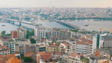 Sarı taksilerin geçtiği kanalda büyük bir köprü var. Güzel İstanbul 'un panoramik manzarası. Galata kulesinden hava görüntüsü