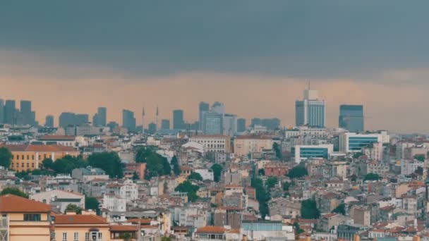 Velké mrakodrapy a obchodní centra na pozadí malých obytných budov. Panoramatický výhled na překrásný Istanbul. Letecký pohled z věže Galata — Stock video