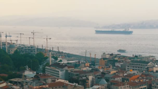 美しいイスタンブールのパノラマビュー。橋、船、屋根、車、家、空。世界的に有名なガラタ塔の高さからの眺め — ストック動画