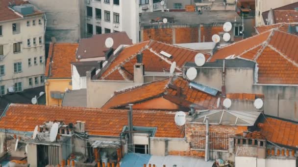 Grote en kleine rode daken gemaakt van tegels in Istanbul, bovenaanzicht vanaf de Galata toren. Veel satellietschotels en airconditioners — Stockvideo