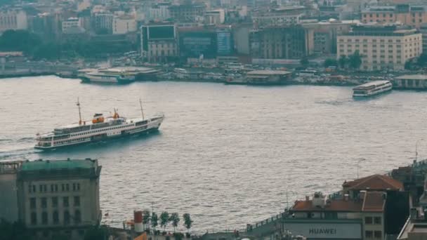Güzel İstanbul 'un panoramik manzarası. Köprü, gemiler, çatılar, arabalar, evler, gökyüzü. Dünyaca ünlü Galata Kulesi 'nin tepesinden bak. — Stok video