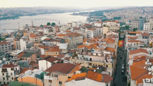 Стамбул, Туреччина - 12 червня 2019: панорамний вид на прекрасний Стамбул. Міст, кораблі, дахи, автомобілі, будинки, небо, супутникові тарілки і кондиціонер. Вид з висоти з вежі Галата. — стокове відео