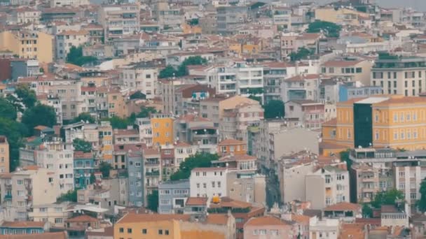 Gyönyörű vörös tetők sok műholdas antennával és légkondicionálóval. Zsúfolt város Isztambul légi kilátása a Galata toronyból. Panorámás kilátás sok háztetővel — Stock videók