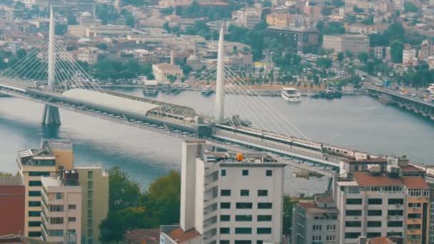 Isztambul, Törökország - 2019. június 12.: Panorámás kilátás a gyönyörű Isztambulra. Nagy híd a csatorna felett, amelyen a vonat közlekedik. Légi felvétel a Galata toronyból — Stock videók