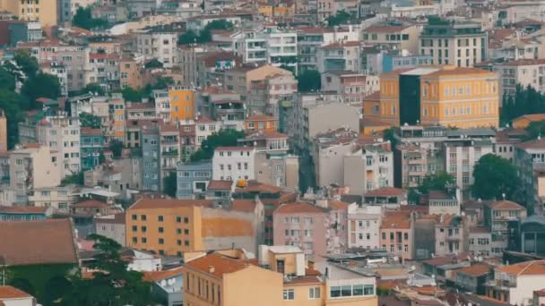 Zsúfolt város Isztambul légi kilátása a Galata toronyból. Panorámás kilátás sok különböző ház tetők — Stock videók