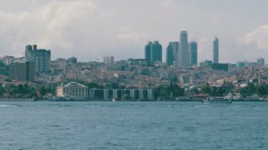 İstanbul, Türkiye - 12 Haziran 2019: iş merkezlerinin büyük gökdelenlerine karşı yeşil tepelerdeki yeşil binaların dörtte biri yeşilliklerle çevrili