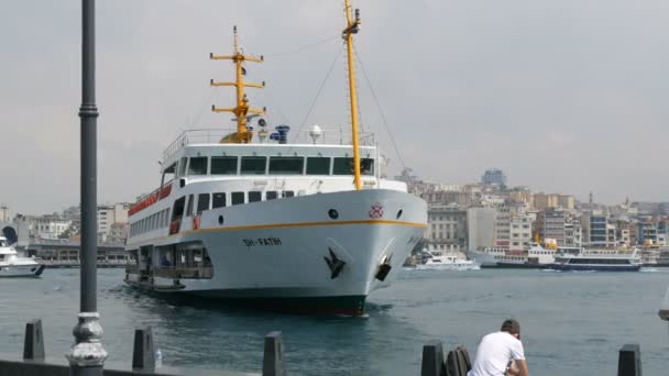 İstanbul, Türkiye - 12 Haziran 2019: Büyük beyaz gemi İstanbul limanına demir attı. — Stok video