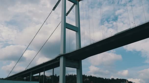 Deniz kıyısındaki bir turist teknesinde büyük bir köprü altında yelken açan Boğaz, İstanbul, Türkiye — Stok video