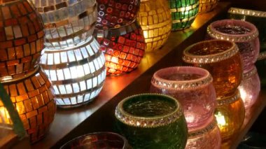 Grandbazar, İstanbul, Türkiye 'deki bir mağazada çok sayıda renkli Türk lambası bulunuyor. Markette geleneksel Renkli El Yapımı Asya Mozaik Renkli Cam Fenerleri. Arapça lambalar