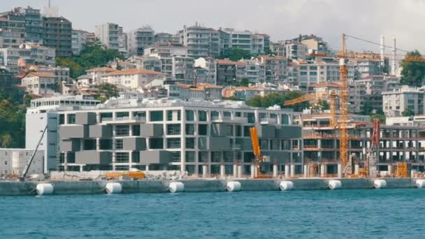 Isztambul, Törökország - 2019. június 11.: 2019. június 11.: Marmara tenger. A kilátás a turistahajóról, amely a part mentén hajózik Bosphorus felé. Elhajózunk egy nagy építkezés mellett. — Stock videók